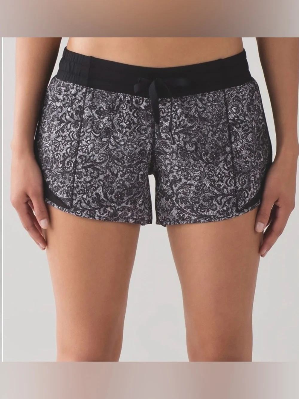 Lululemon Hotty Hot Short (2.5”) Mini Cinder Lace White and Black